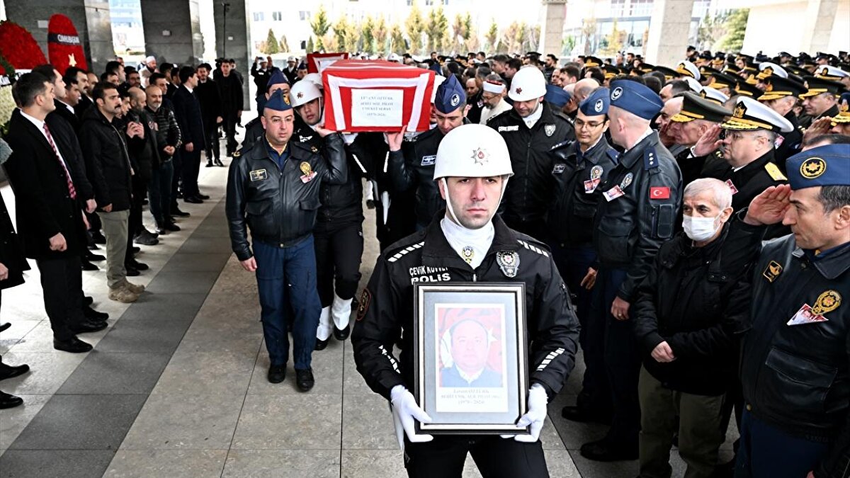 Burada öğle vakti düzenlenen cenaze töreninde şehitlerin tabutu başında polisler nöbet tuttu. Şehitlerin aileleri ve yakınları taziyeleri kabul etti.