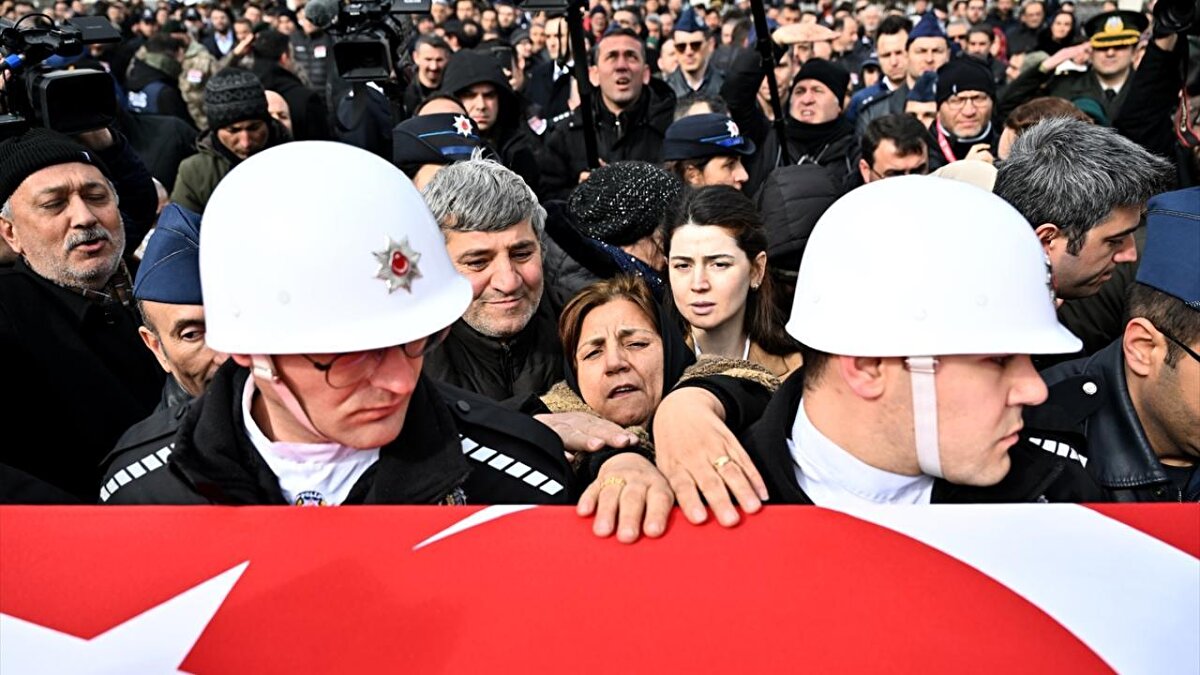 Namazın ardından cenaze arabasına konulan şehitlerin naaşları, defnedilmek üzere Karşıyaka Polis Şehitliğine götürüldü.