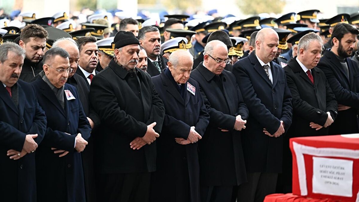 Emniyet Genel Müdürlüğü Havacılık Daire Başkanlığında düzenlenen resmi törenin ardından şehitler Gülen ve Öztürk`ün naaşları, Ahmet Hamdi Akseki Camisi`ne getirildi.