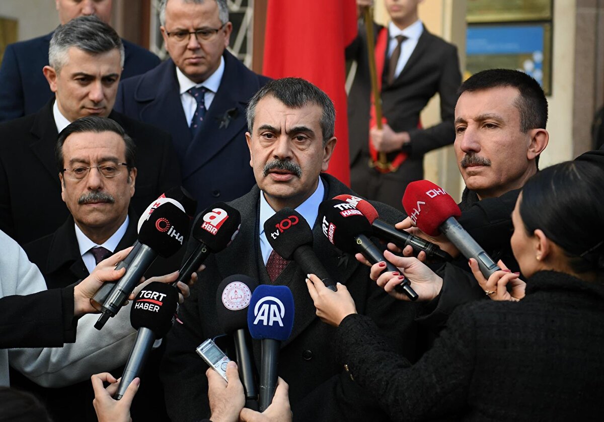 Ankara'da öğrencilerle birlikte saygı duruşunda bulunan Milli Eğitim Bakanı Yusuf Tekin, "Hem çocuklarımızla beraber bütün okullarımızda saygı duruşuyla, rahmetle kayıplarımızı andık hem de bu bilincin gelecek kuşaklara aktarılması için çocuklarımıza örnek olmaya çaba sarf ettik" dedi.