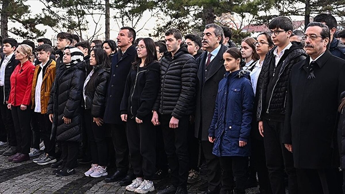 MEB olarak görevlerinin sadece bununla sınırlı olmadığını, aynı zamanda bu tür felaketlerin bir daha yaşanmaması, yaşandığı zaman da alınması gereken tedbirler, gösterilmesi gereken birlik konusunda, birliktelik arzusunun gelecek kuşaklara aksettirilmesinde de görevli olduklarını vurgulayan Tekin, "Bugün de burada bu sorumluluğumuzu yerine getirmeye çalıştık. Hem çocuklarımızla beraber bütün okullarımızda saygı duruşuyla, rahmetle kayıplarımızı andık hem de bu bilincin gelecek kuşaklara aktarılması için çocuklarımıza örnek olmaya çaba sarf ettik. İnşallah Bakanlık olarak bunu devam ettireceğiz. Bu şuurla gelecek nesilleri yetiştireceğiz. 