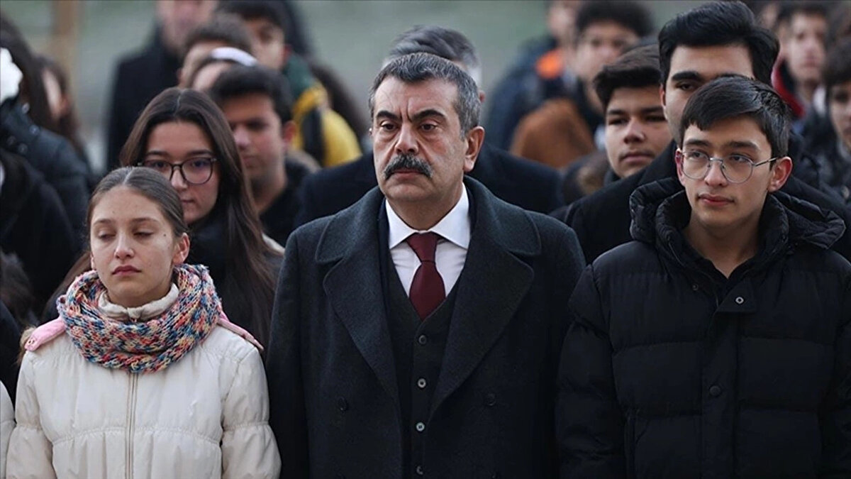 Bugün aynı zamanda Miraç gecesi, milletçe ölülerimizin arkasından dualar edeceğiz. Onları hayırla yad edeceğiz, bu da toplumsal sorumluluğumuz. Allah bizlere bir daha böyle felaketler göstermesin, dünyada hiçbir yere böyle felaketler göstermesin" diye konuştu.