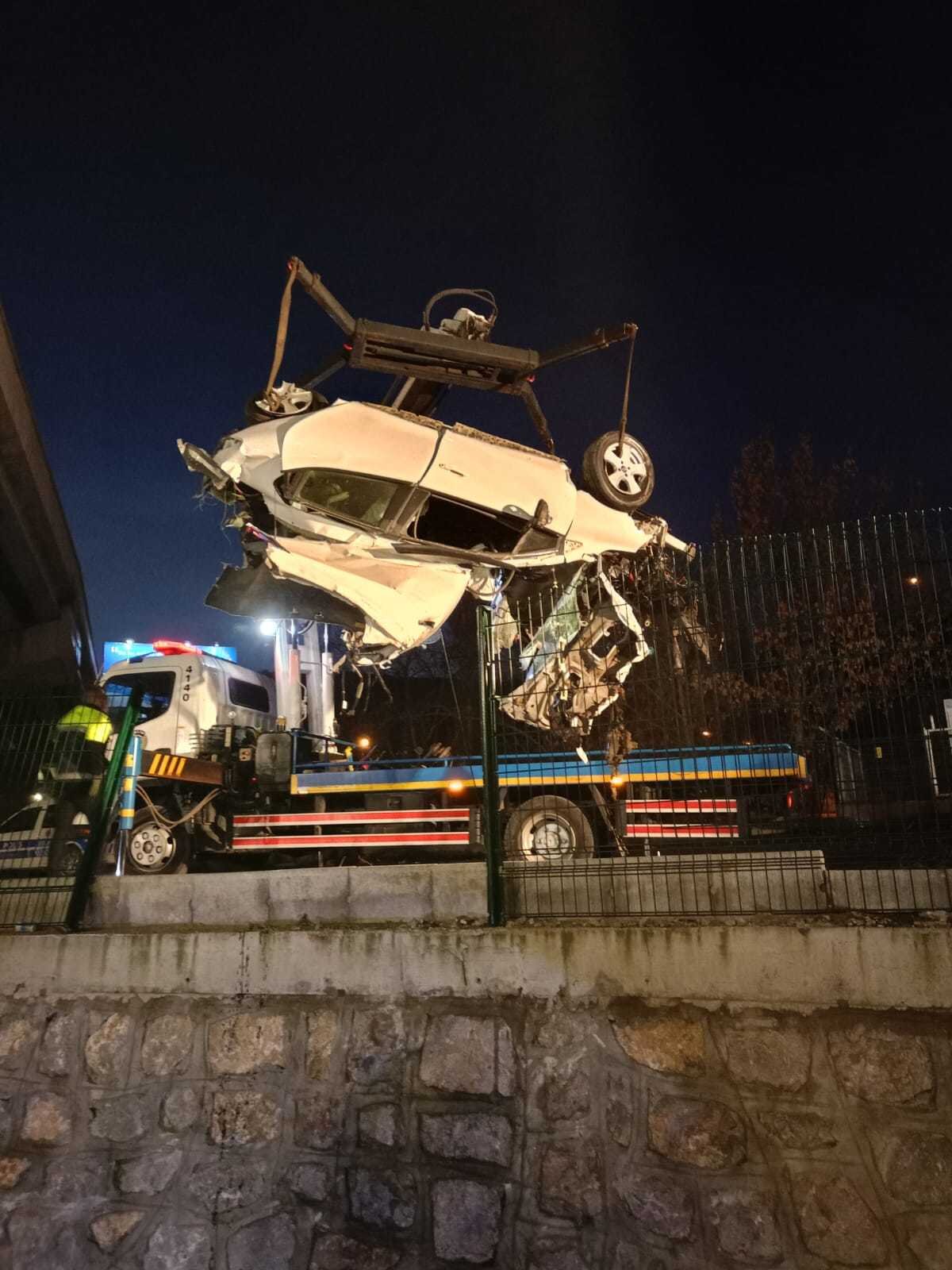 Mamak İlçesinde, saat 04.30 sıralarında, 44 EB 556 plakalı otomobil, sürücüsünün direksiyon hakimiyetini kaybetmesi üzerine köprünün bariyerine çarptı. Çarpışmanın etkisiyle ikiye bölünen otomobilin bir kısmı köprüden tren rayına düştü.