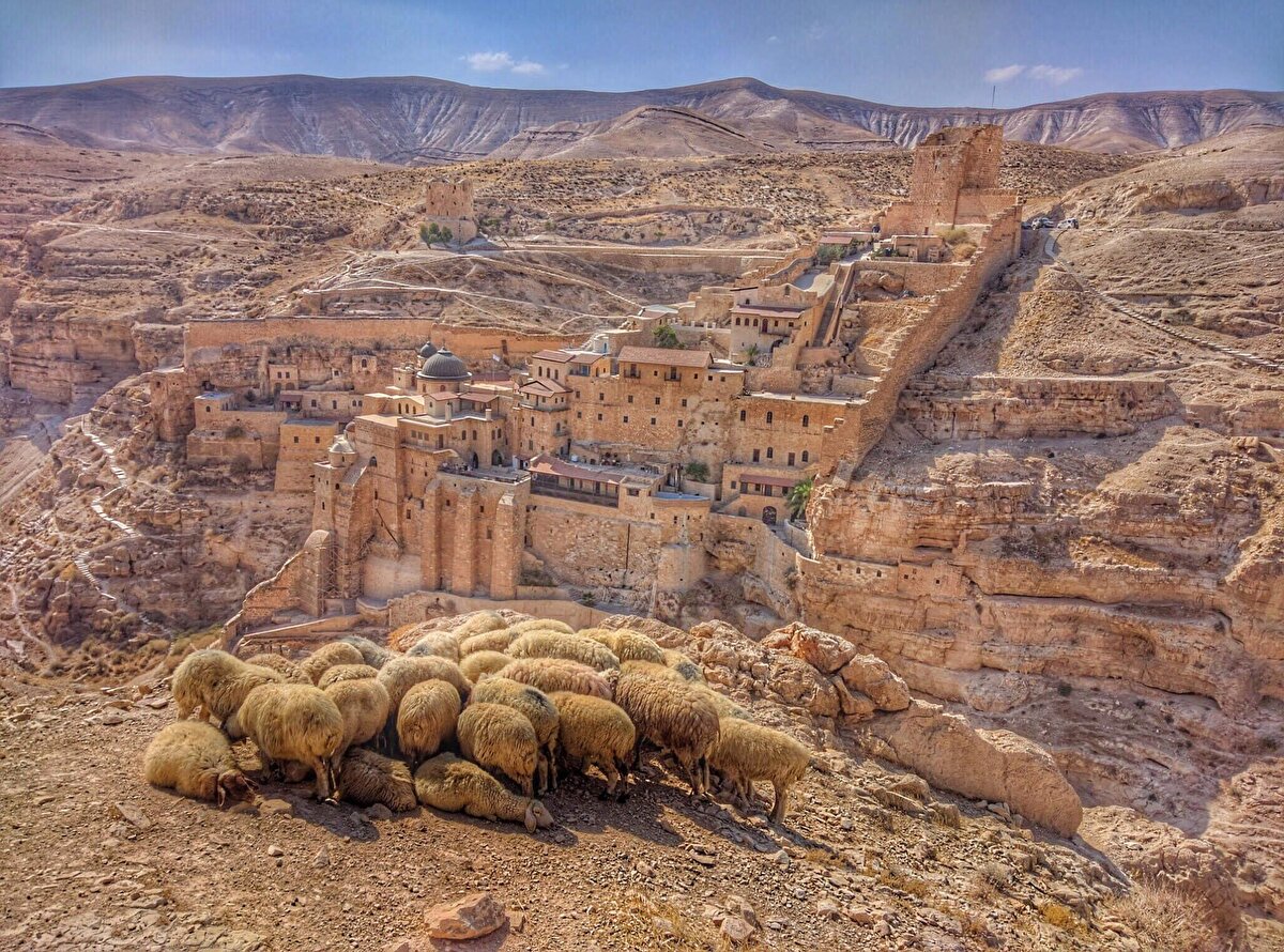 Mar Saba Manastırı, ilk kez, Batı Şeria'da, Beytüllahim ile Ölü Deniz'in ortasında yer alan Ubeydiye beldesi kırsalında (Beytüllahim'in 20 kilometre güneyinde) Kidron Vadisi'ne bakan bir uçurumun üzerine inşa edilmiştir.