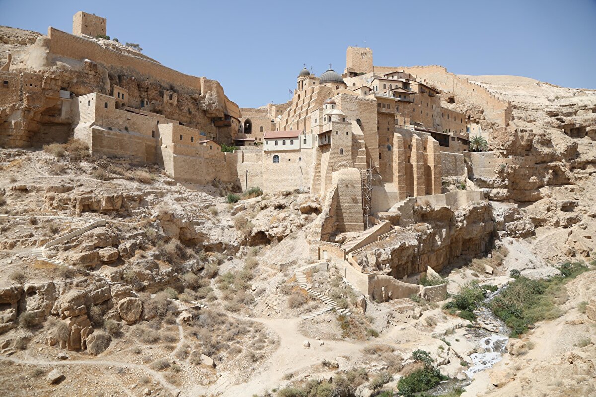 Dışarıyla iletişimi kesik Mar Saba Manastırı'nda elektrik de kullanılmamaktadır.