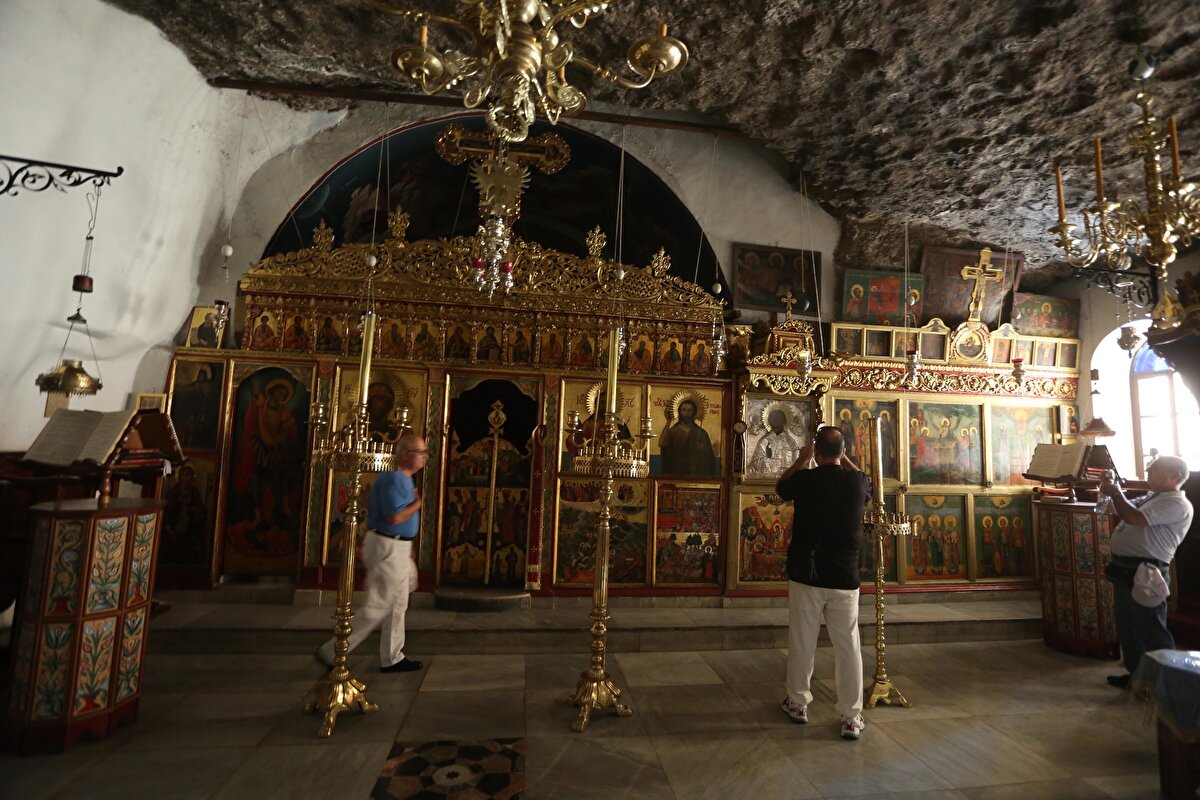 Kimilerine göre bunun sebebi kadınların erkek rahiplerin olduğu manastırlara girmemesi gerektiğiyken, bölge sakinlerinin dile getirdiği bir başka inanışa göre, kadınların manastırın içine girmesi durumunda deprem olacağına inanıldığı için buna izin verilmemektedir.