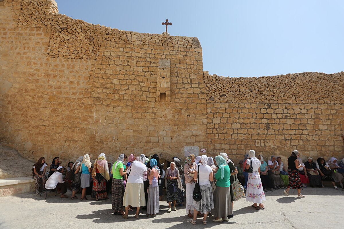 Kadınlar, kompleksi, azizin annesi tarafından yaptırıldığına inanılan tepedeki Kadınlar Kulesi'nden ziyaret edebilmektedir.
