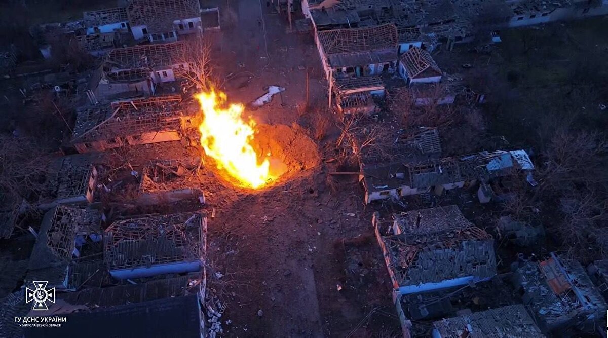 Ukrayna Devlet Başkanı Volodimir Zelenski Mikolayiv’de bir kişinin ve Kiev’de iki kişinin hayatını kaybettiğini açıkladı.  