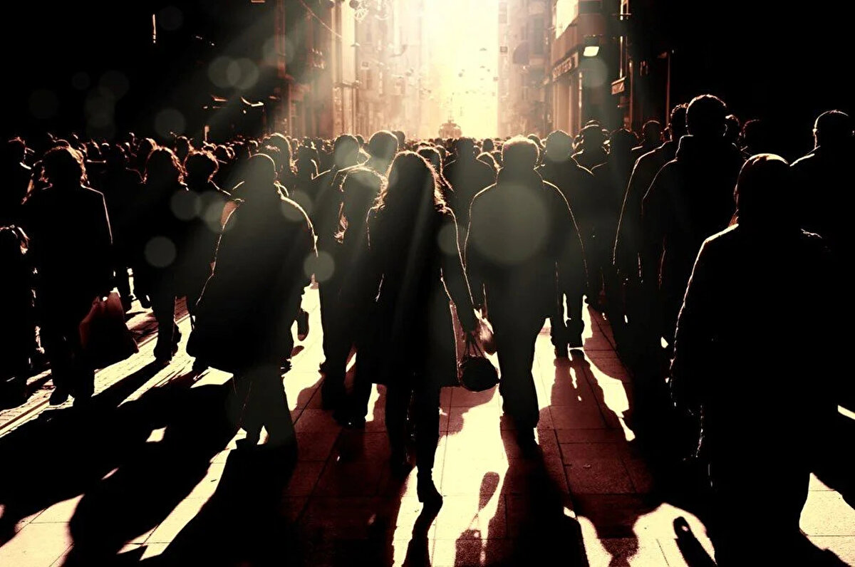 TÜİK verilerine göre 15 milyon 56 bin 806 kişi ile Türkiye nüfusunun yüzde 18,34'ü İstanbul'da ikamet ediyor.<br><br>İstanbul kütüğüne kayıtlı olan sayısı ise 2 milyon 152 bin 878 kişi. <br><br>Yani İstanbul'da ikamet eden ancak kütüğü başka illerde kayıtlı olan 12 milyon 904 bin kişi bulunuyor. 