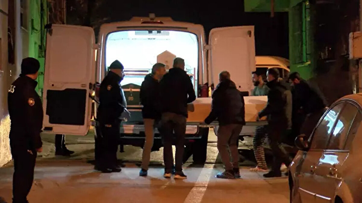 Kısa sürede büyüyen tartışma kavgaya dönüşünce, araya giren annesi ve kardeşi Abdulsamet Yayaşit'yi odadan çıkardı. Yatak odasına geçen Abdulsamet Yayaşit, burada bulunan pomplı tüfeği alıp salona geçerek önce babası Seyithan Yayaşit'e ardından da annesi Zozan ve kardeşi Mücahit Yayaşit'e ateş etti. Yayaşit, daha sonra yaralı olarak evden kaçmaya çalışan kardeşini mutfaktan aldığı bıçakla, yaşananları dehşet içinde izleyen oğlunun gözleri önünde, boğazını keserek öldürdü.