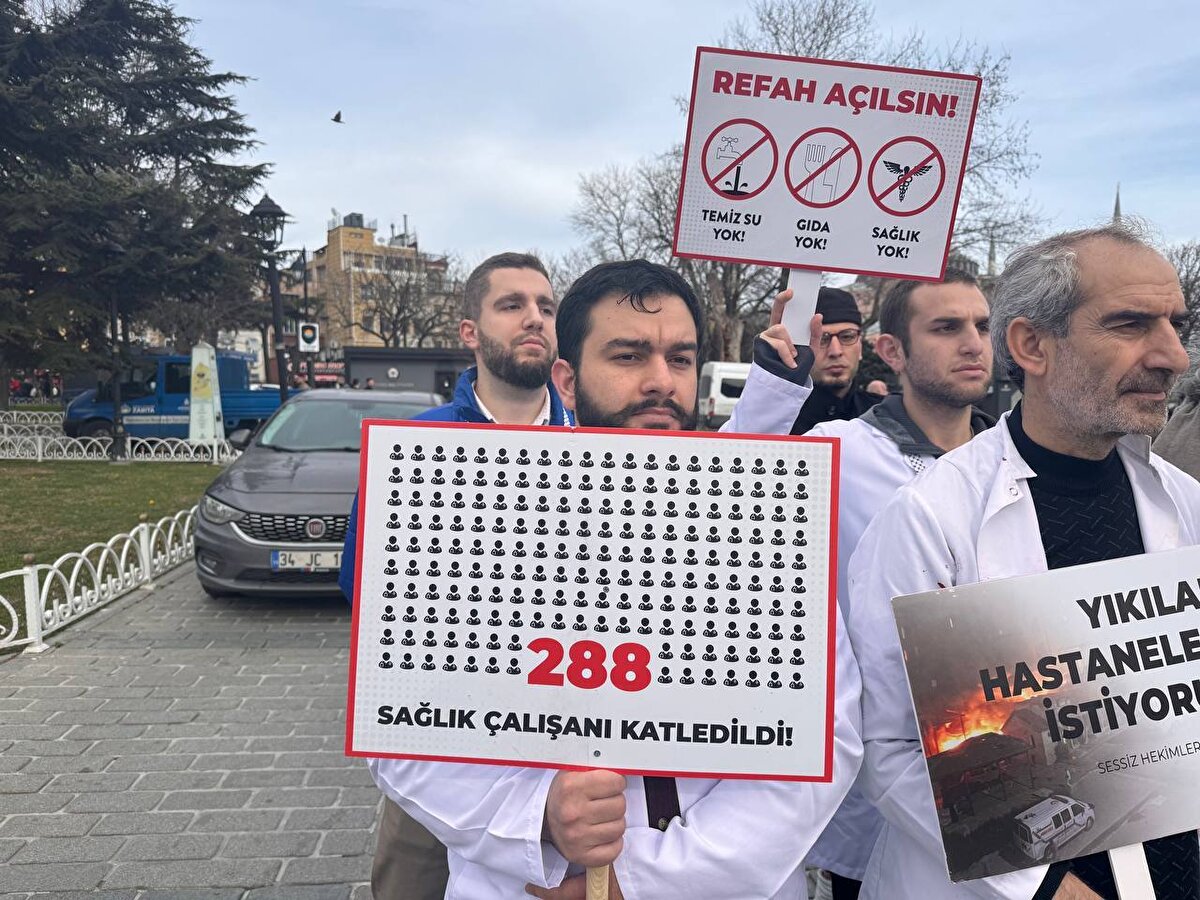 Burada grup adına açıklama yapan doktor Hamza Ayaz, İsrail'in Filistin'de yıllardır devam ettirdiği sistematik işgal ve zulmün, 7 Ekim'den bu yana daha da şiddetlenerek soykırımdan başka hiç bir kelimeyle anlatılamayacak boyutlarda devam ettiğini söyledi.