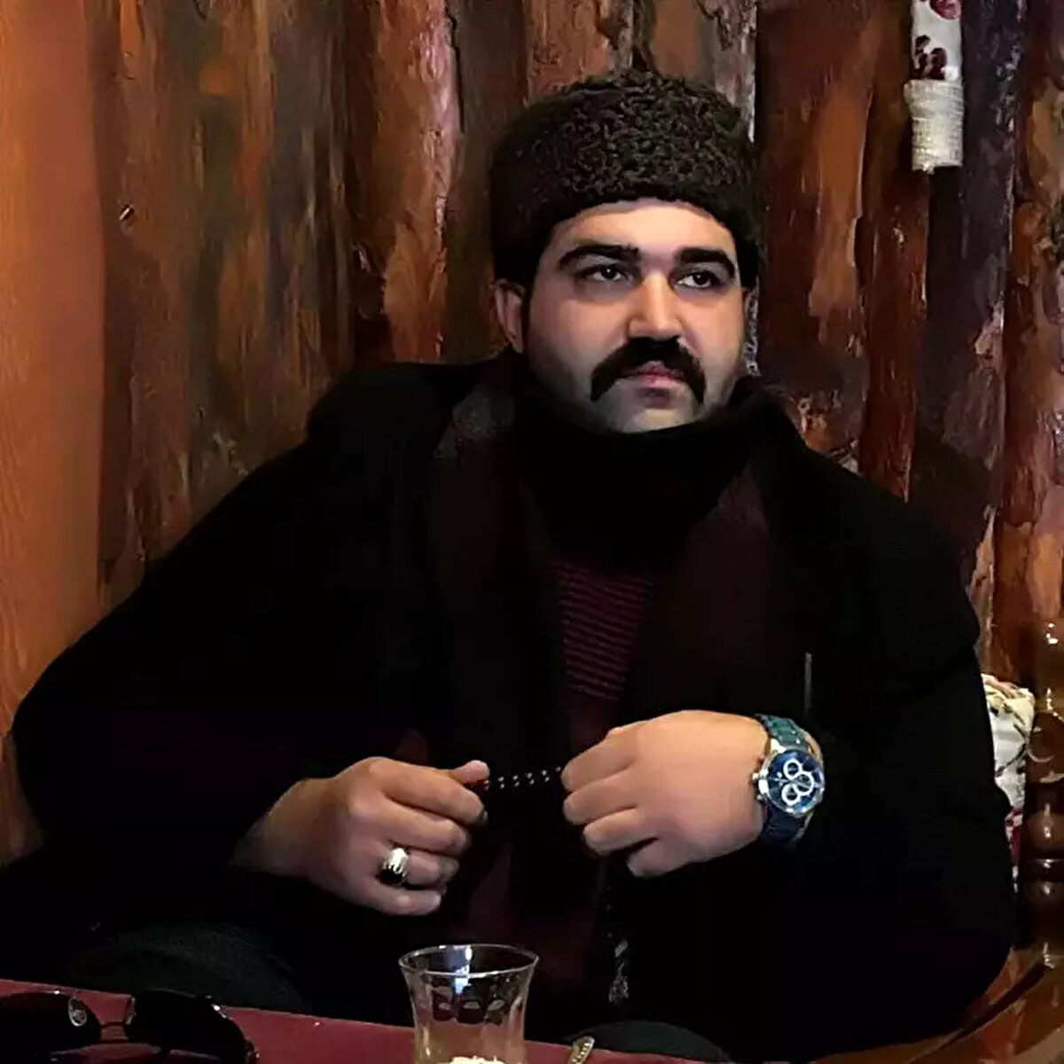 Yıllardır belediyenin karla mücadele ekibinde yer alan Muhammet Yusuf Bucuğa'nın, çığdan bir süre önce cep telefonuyla sosyal medyadan sürücüleri uyardığı ortaya çıktı. Bucuğa'nın, "Çevremde çok şoför var. Çok yola giden insan var. Buradan bir iş makinesi operatörü olarak, bir arkadaş, bir dost, bir akraba olarak herkese bir tavsiyede bulunuyorum.