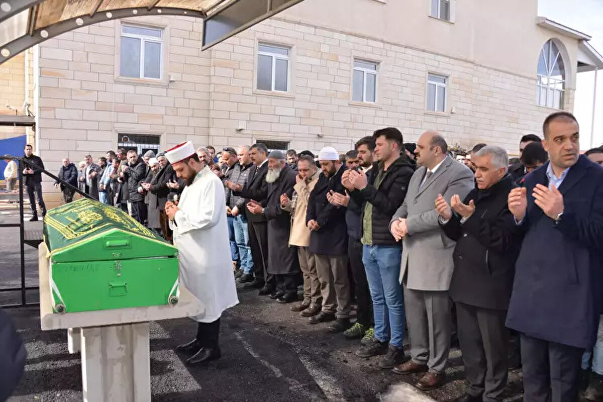 Muhammet Yusuf Bucuğa'nın cenazesi öğlende Palandöken ilçesindeki Hacı Selim Efendi Camii'nde kılınan cenaze namazı sonrası Asri Mezarlık'ta yakınlarının gözyaşları arasında toprağa verildi. Cenazeye Vali Mustafa Çiftçi, Büyükşehir Belediyesi Genel Sekreteri Zafer Aynalı, Aziziye İlçe Belediye Başkanı Muhammed Cevdet Orhan, MHP İl Başkanı Adem Yurdagül, Bucuğa'nın babası Suat Bucuğa, yakınları ve mesai arkadaşları katıldı.