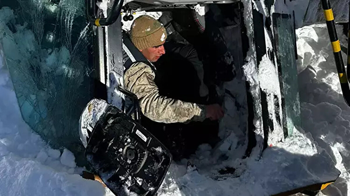 İş makinesinin operatörü 3 çocuk babası Muhammet Yusuf Bucuğa, ekiplerin çalışmasıyla yaralı çıkarıldı. Omuriliğinde ve vücudunun birçok yerinde kırıklar bulunan Bucuğa, ambulansla getirildiği Atatürk Üniversitesi Araştırma Hastanesi yoğun bakım ünitesinde tedaviye alındı. Bucuğa, bugün sabah saatlerinde hayatını kaybetti.