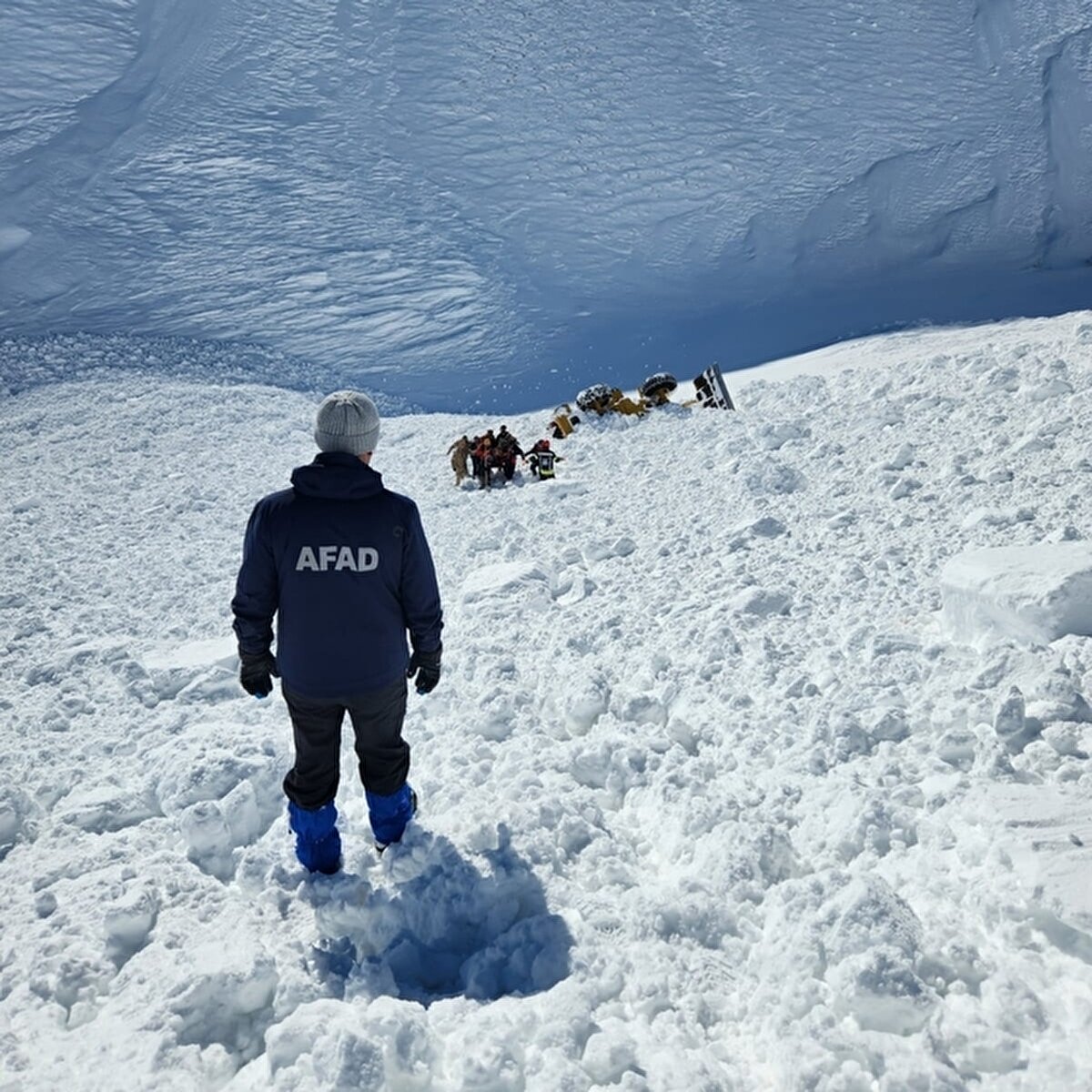 Olay, 7 Şubat günü saat 10.00 sıralarında Aziziye ilçesinin Başkurtdere mevkisinde meydana geldi. Erzurum Büyükşehir Belediyesi Kırsal Hizmetler Daire Başkanlığı'nca yapılan yol açma çalışması sırasında iş makinesinin üzerine çığ düştü. Tonlarca kar, iş makinesini önüne katıp, 80 metrelik uçuruma sürükledi. Çevredekilerin ihbarı üzerine bölgeye jandarma, AFAD, itfaiye ve sağlık ekipleri sevk edildi.