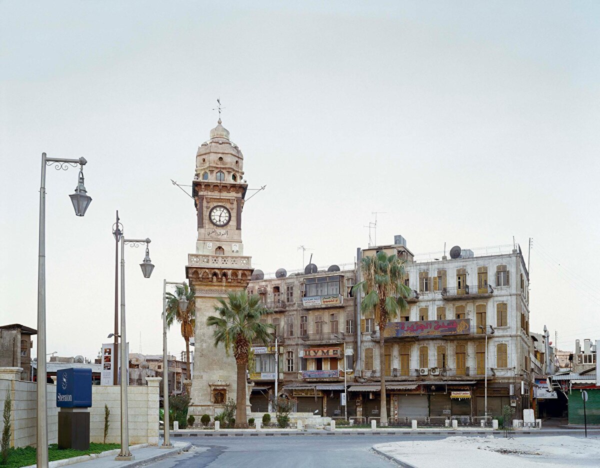 Böylece, saatlerden ikisi Arap zamanını gösterirken diğer ikisi de Batı zamanını göstermektedir. 