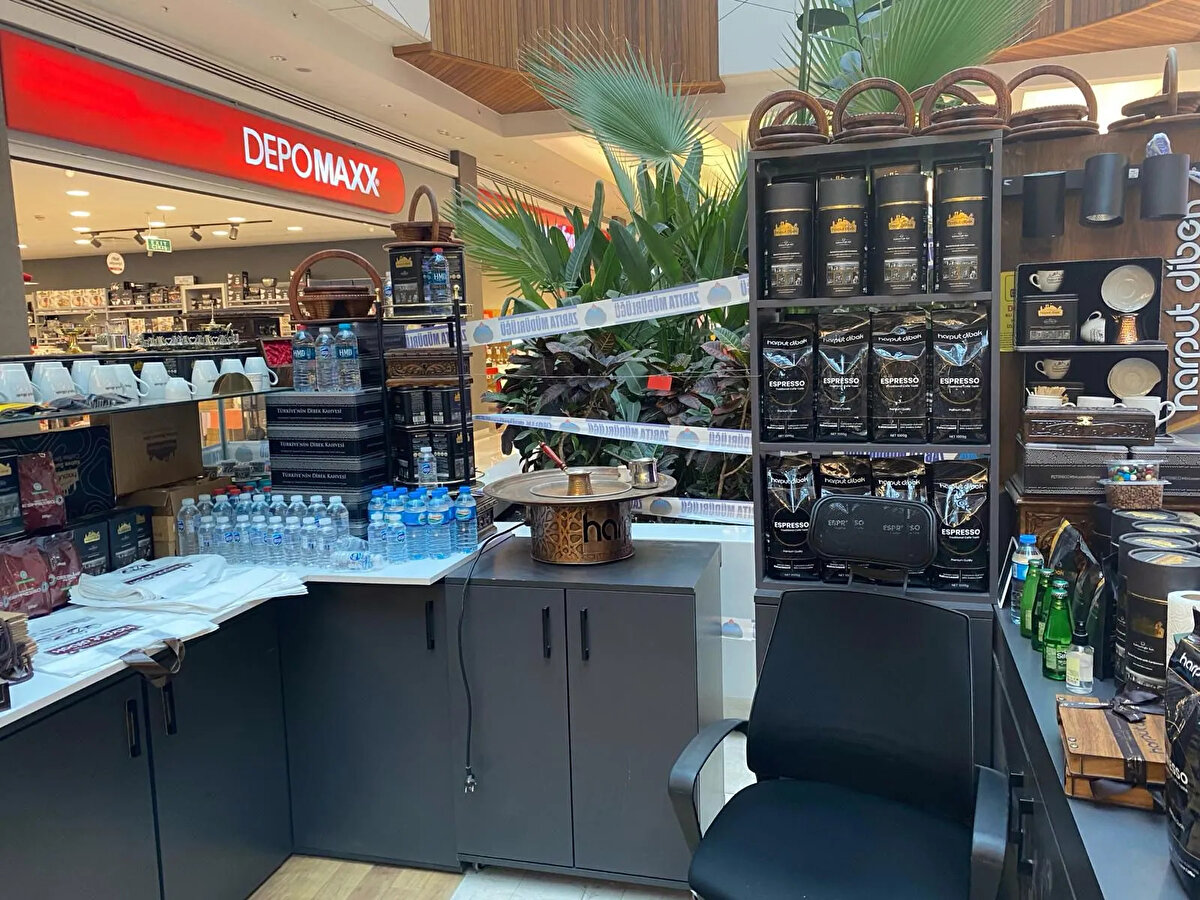 Gerekli müdahalenin yapılması için alışveriş merkezinde faaliyet gösteren kahveci dükkanına Belediye Veteriner İşleri Müdürlüğü'ne bağlı işyeri denetim birimi ve zabıta ekiplerinin gittiği kahve dükkanının hijyen ve sağlık koşullarına uymadığı, iş yeri çalışma ruhsatı olmadığı tespit edildiği, faaliyeti durdurulmuştur" denildi.