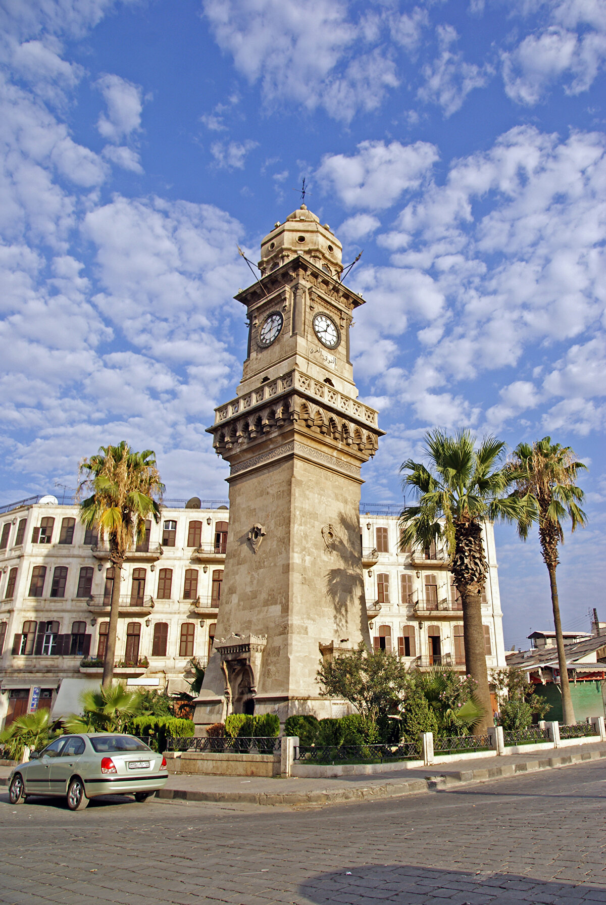 Geleneksel Doğu mukarnas sanatıyla örtülü kulenin tasarımı minare şeklinde dizayn edilmiş olup, antik minareler gibi dört yüzü birbirinin aynı dört cepheden oluşmaktadır. 