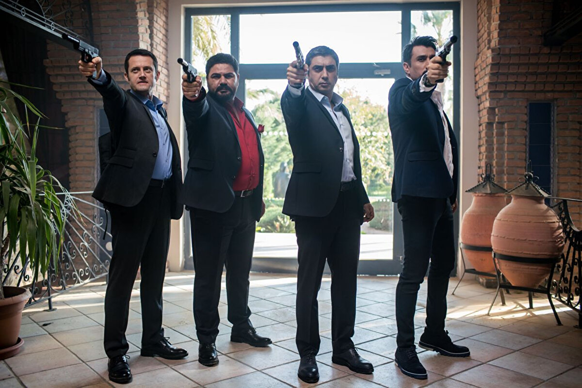 Yayın tarihi henüz belli olmayan Kurtlar Vadisi Kaos'un kadrosunda Erhan Ufak, Erkan Sever, Hakan Boyav ve Ayşegül Çınar gibi isimlerin yer alacağı konuşuluyor.