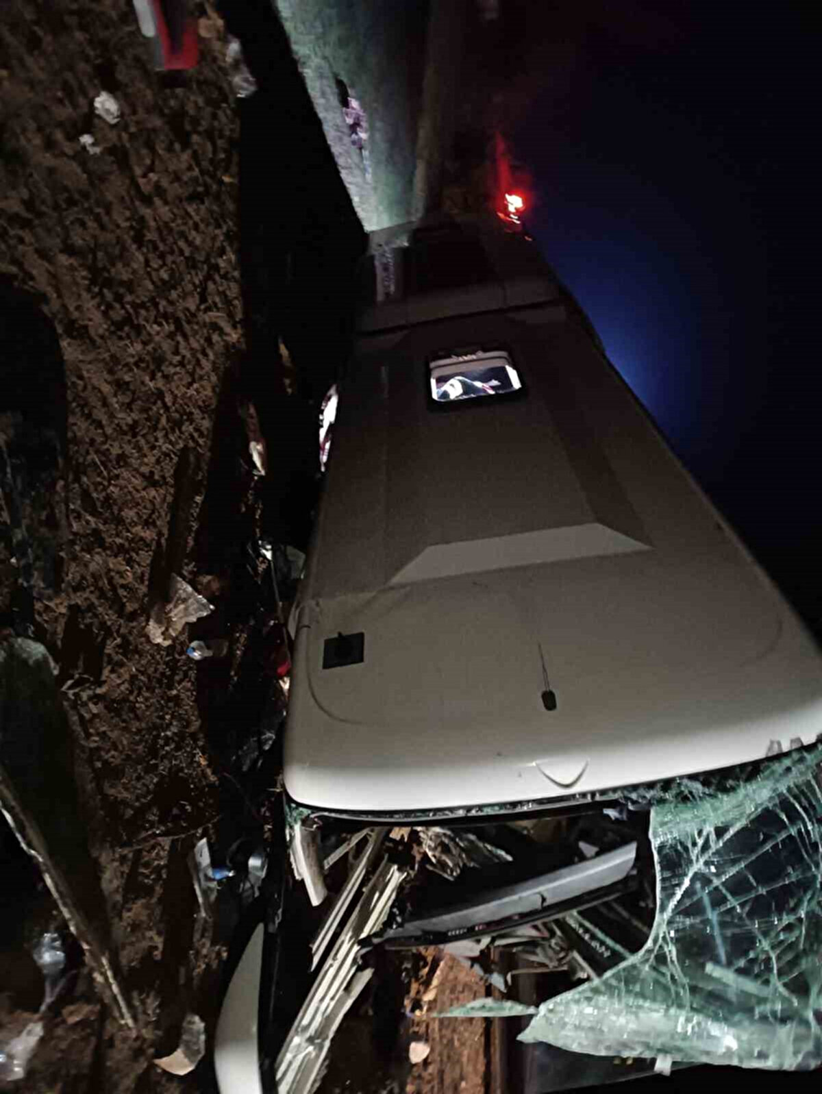 Mersin'in Tarsus ilçesinden Amasya'ya gitmek için yola çıkan M.K. (54) yönetimindeki 05 ACF 108 plakalı yolcu otobüsü, Yozgat-Kayseri kara yolunun Battal köyü yakınlarında kontrolden çıkarak devrildi.