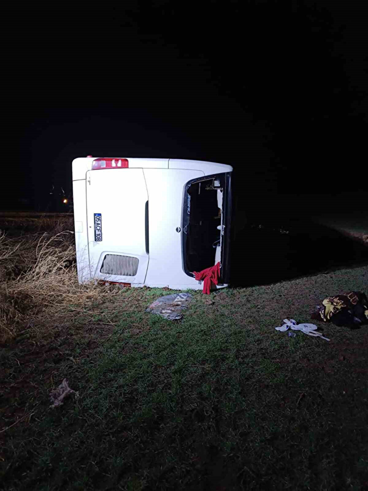 İhbar üzerine olay yerine sağlık, polis, jandarma ve AFAD ekipleri sevk edildi.<br><br>Kazada yaralanan 4'ü ağır 19 kişi, Yozgat Şehir Hastanesi, Bozok Üniversitesi Araştırma ve Uygulama Hastanesi ile Sorgun Devlet Hastanesine sevk edildi.