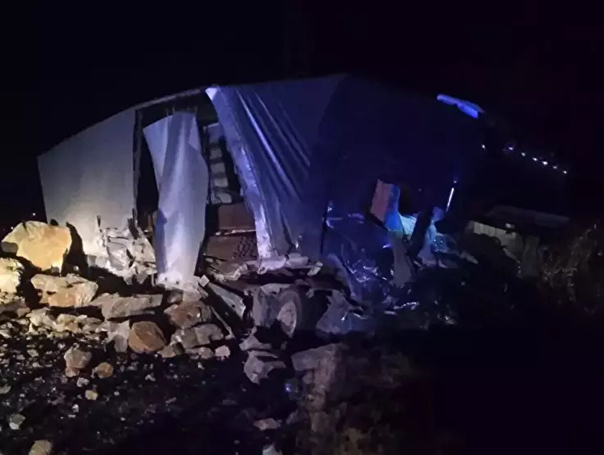 Heyelan sırasında, toprak ve kaya parçaları seyir halde olan Rahmi Ş. idaresindeki 61 K 15860 plakalı demir yüklü tıra isabet etti.