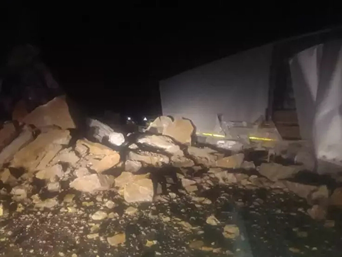 Artvin-Ardahan karayolunun 36'ncı kilometresinde Bağlıca mevkiinde saat 22.30 sıralarında heyelan meydana geldi. Yamaçtan kopan taş ve kaya parçaları karayoluna düştü.