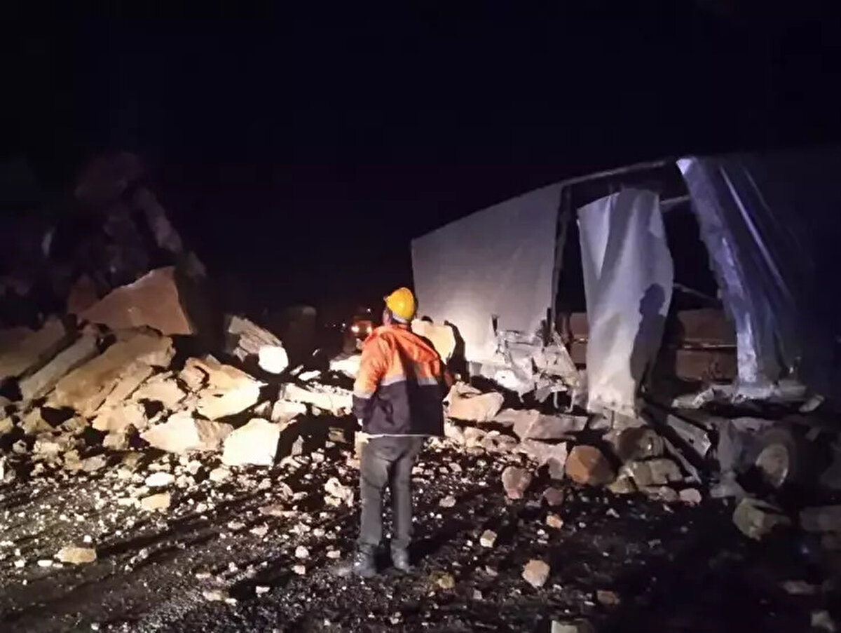 İrili ufaklı kayaların düştüğü karayolu ulaşıma kapanırken, bölgeye sevk edilen karayolları ekipleri, yolu ulaşıma açmak için iş makineleriyle çalışma başlattı.