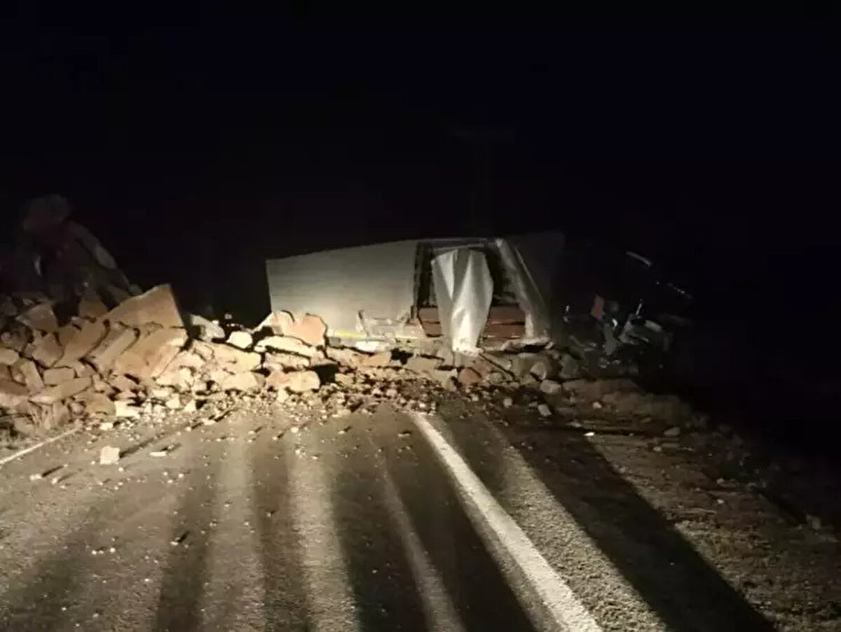 Tırda hasar oluşurken, olayı yara almadan atlatan sürücü ise heyelan altında kalmaktan son anda kurtuldu.