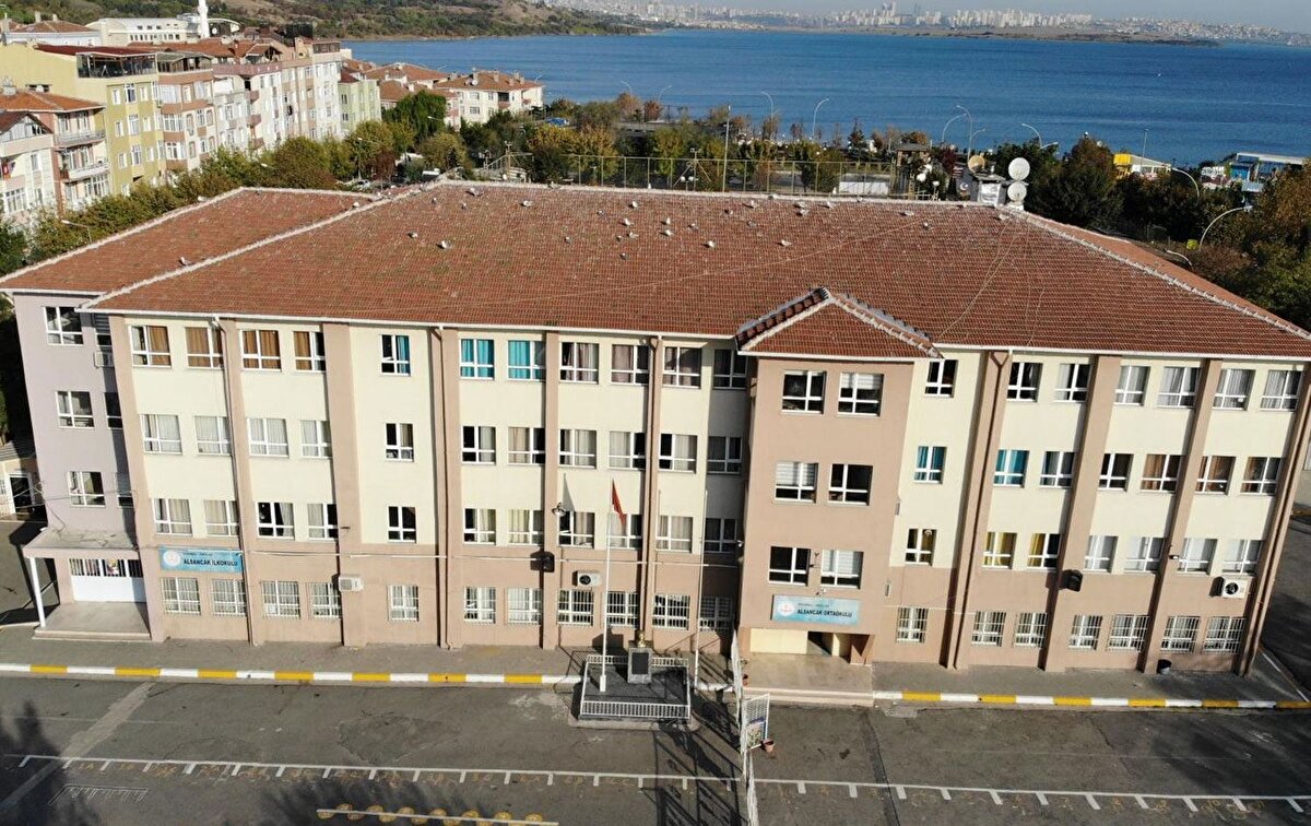 İstanbul’da 2023 yılında 16 okul, yeniden yapım süreci tamamlanarak eğitim – öğretime açılmıştır. Bu 16 okulda yıkılmadan önce 244 olan derslik sayısı, yeniden yapım sürecinin sonunda 380’e çıkarılmış olup, 136 yeni derslik okullara ilave edilmiştir. Bununla birlikte 16 okulun sahip olduğu kapalı alan miktarı, atölye, spor, tiyatro, konferans salonu vb. sosyal donatı alanlarının okul kampüslerine eklenmesiyle 42.955 metrekareden 117.813 metrekareye çıkarılmıştır. Bu okulların 12’si Temel Eğitim Kurumu, 2’si Halk Eğitim Merkezi, 1’i Lise, 1’i de Meslek lisesi olup, okulların ilçelere göre dağılımı ise şu şekildedir: