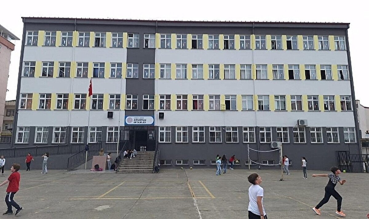 İstanbul’da 20 İlçede 43 okulun yeniden yapım çalışmaları devam etmektedir. Bu okulların yeniden inşa çalışmaları tamamlandığında, 752 olan derslik sayısı 1.173’e çıkarılarak 421 yeni derslik, eğitim öğretime kazandırılmış olacak. Yani İstanbul’umuz, ilave okul alanına gerek duyulmadan 24 derslikli 17 okul kazanmış olacak. Çalışmalar tamamlandığında ayrıca bu 43 okulun 138.099 metrekare olan kapalı alanı 403.917 metrekareye çıkarılmış olacak. Bu okullarımızın ilçelere göre dağılımı ve inşaatların tamamlanma oranları ise şu şekildedir: