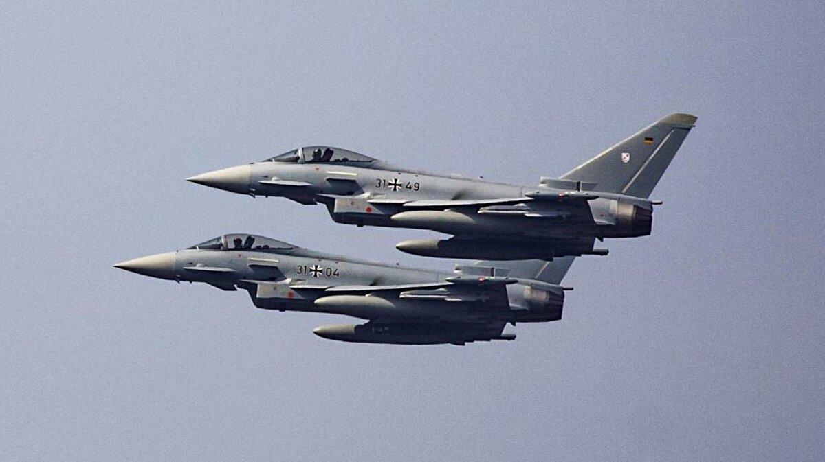 18) Almanya<br>Avrupa'nın en güçlü ülkelerinden Almanya'da hava kuvvetlerinde 12 bin personel bulunuyor. Alman Hava Kuvvetleri ise 133 savaş uçağı, 318 helikopter, 55 saldırı helikopteri ve 46 adet nakliye uçağından oluşuyor.