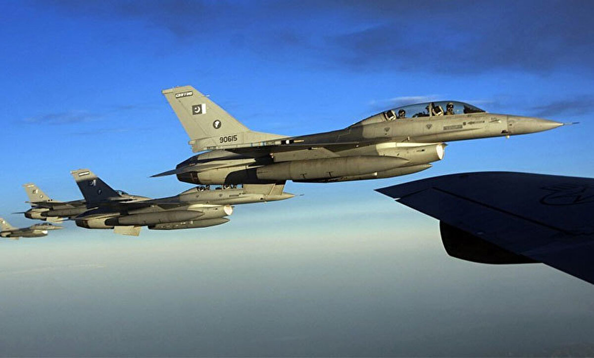 7) Pakistan<br>78 binden fazla aktif hava kuvvetleri personeline sahip olan Pakistan ordusu 387 savaş uçağına, 60 nakliye uçağına, 352 helikoptere ve 52 savaş helikopterine sahip.