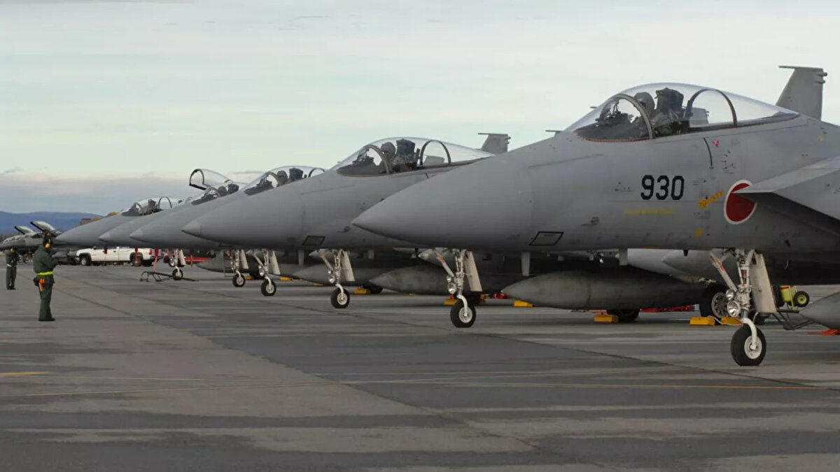 6) Japonya<br>Ada ülkesi Japonya'nın envanterinde 217 savaş, 56 nakliye uçağı bulunuyor. 577 helikoptere sahip Japon ordusunda ayrıca 119 atak helikopteri bulunuyor. Japonya'nın hava kuvvetleri personel sayısı ise tam 50 bin.