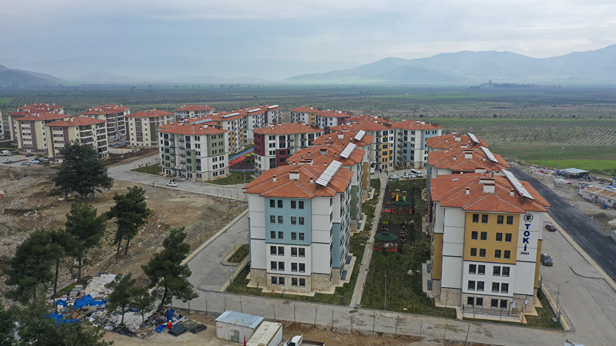 Değirmencik Mahallesi'nde inşa edilen ve 4 Şubat 2024'te Cumhurbaşkanı Recep Tayyip Erdoğan tarafından canlı bağlantıyla yapılan kura çekimlerinin ardından hak sahiplerine anahtar teslimi gerçekleştirilen 405 kalıcı konutun olduğu bölgede yaşam başlıyor.