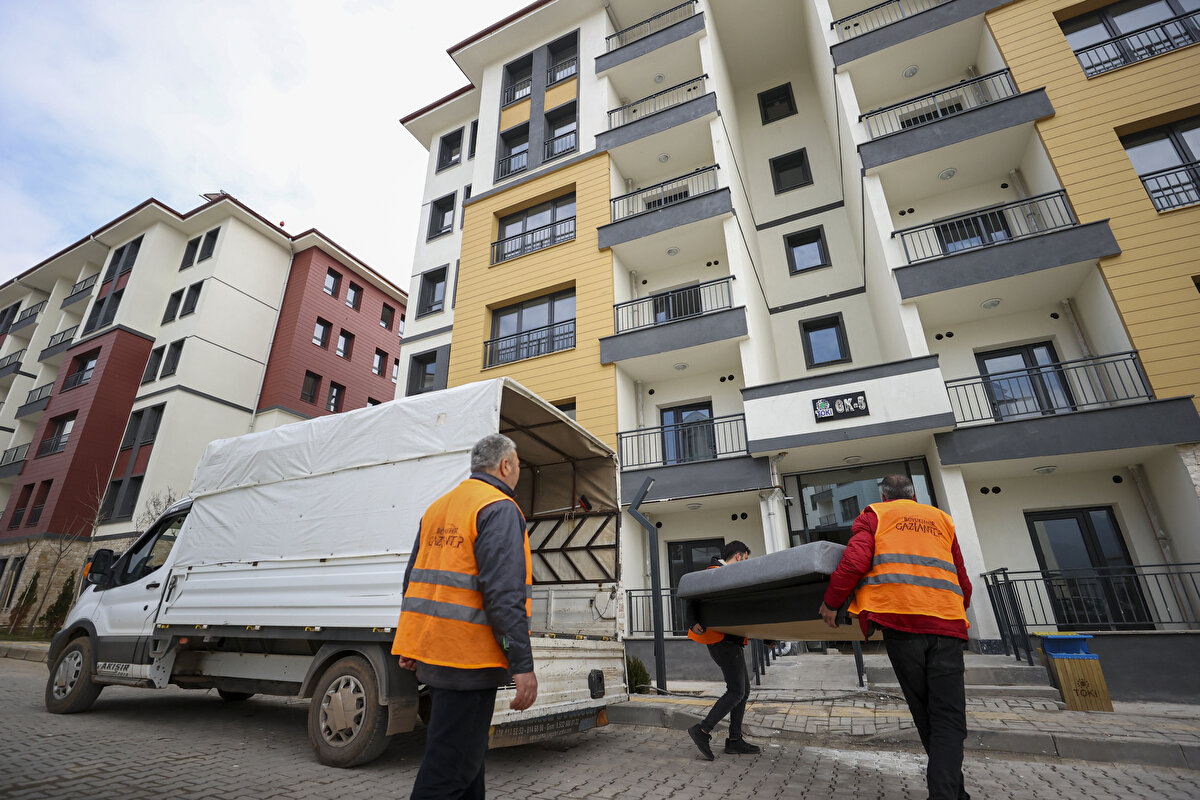 Kahramanmaraş merkezli depremlerden etkilenen Gaziantep'in İslahiye ilçesinde afetzedeler için Toplu Konut İdaresi Başkanlığınca (TOKİ) yapılan kalıcı konutlara ilk aile yerleşti.