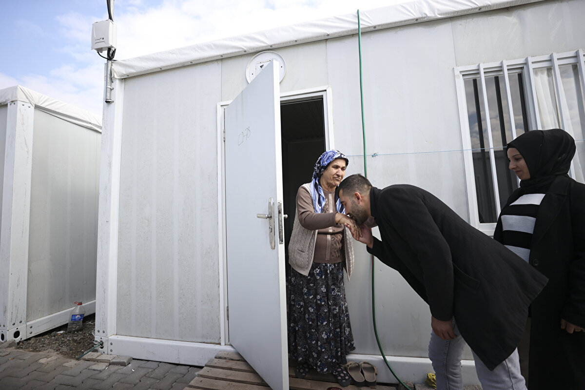 Mahmut Alan, aile olarak çok mutlu olduklarını ve konutlara yerleşmenin heyecanını yaşadıklarını söyledi.