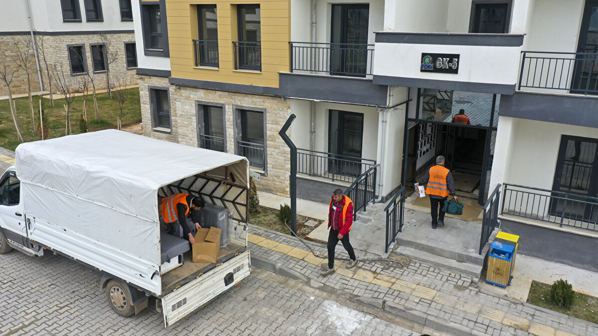 Aynı mahallede bulunan 1 Nolu Konteyner Kent'te yaşayan Mahmut Alan, eşi Tuğba ve 3 çocuğuyla, AFAD tarafından koordine edilen kamyonete işçilerin yardımıyla eşyalarını yükledi.