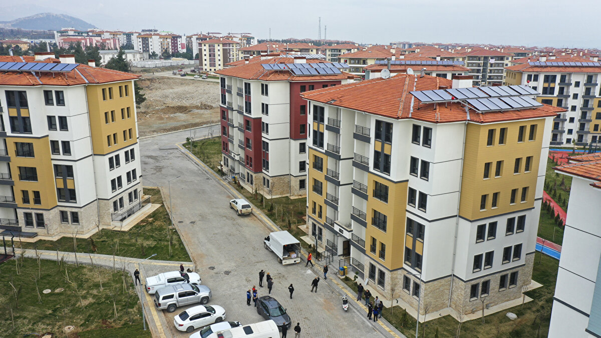 Konutları etaplar halinde teslim ettiklerini anlatan Coşkun, "İlimizde yapımı tamamlanan evlerin kurayla hak sahipleri belirlendi. Etaplar halinde afetzedelere konutları teslim etmek için bir gün önceden telefonla ulaşıyoruz. İnşallah şu an içerisinde bulunduğumuz 405 konutluk alanın tamamında yaşam başlayacak." diye konuştu.