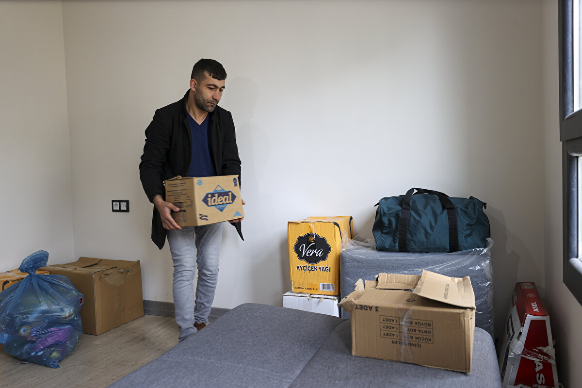 Evi çok beğendiğini ifade eden Alan, "Çok mutluyum. Ev de çok hoşumuza gitti. En çok hoşuma giden yanı, engelli bir kızım var, fizik tedavi görüyor. Hareket edemiyordu konteynerde. Geniş bir yerde yaşamını sürdürecek. Ondan dolayı çok mutluyum. Eşim ve çocuklarımla güzel bir yaşam sürdüreceğiz burada. Konteynerde de hiçbir sıkıntı yaşamadık. Devletimiz bize sıcak bir ortamda baktı. Allah razı olsun hepsinden." dedi.