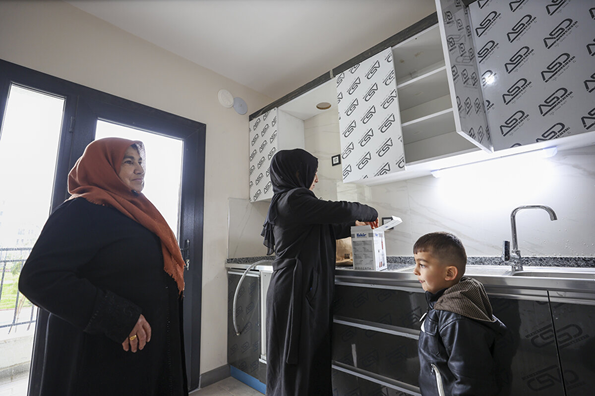Annesi Ayşe Alan da oğluna yardım etmek için geldiğini belirterek, "Her şey çok güzel. Ancak bu kadar olurdu. Cumhurbaşkanı'mızdan Allah razı olsun. Çok güzel yapılmış. Depremden beri bizi hiç yalnız bırakmadı. Hep elini uzattı. Çok şükür buna. Allah onu başımızdan eksik etmesin." ifadesini kullandı.