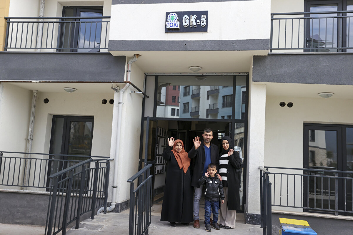 AFAD İl Müdürü Mahmut Coşkun ise depremzede aileleri kalıcı konutlara yerleştirmenin gururu içinde olduklarını dile getirdi.