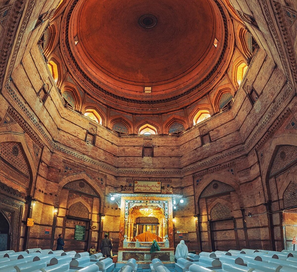 aile üyelerine, yakınlarına ve takipçilerine ait çok sayıda mezar da yer alıyor.