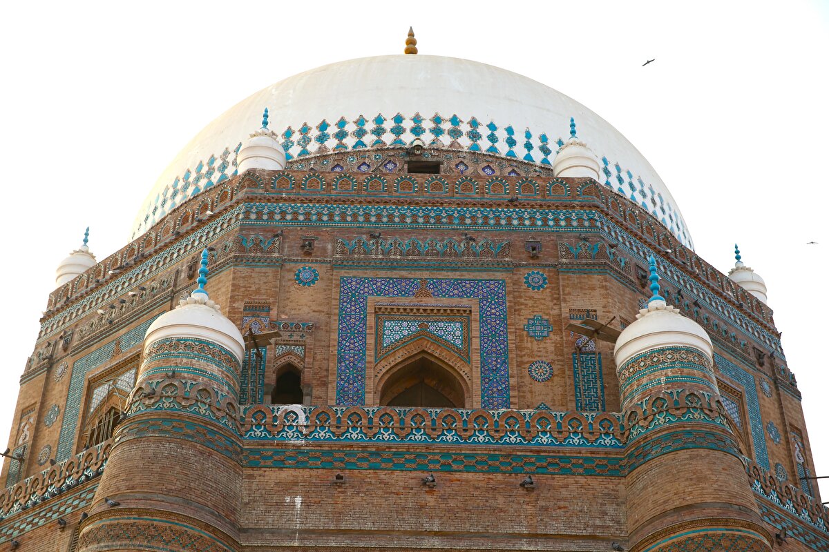 Bu minare şeklindeki yapıların üzerinde, türbenin ana kubbesiyle uyumlu olarak daha küçük kubbeler bulunuyor. Türbenin ikinci katı da ilk katının küçültülmüş bir halini yansıtıyor.