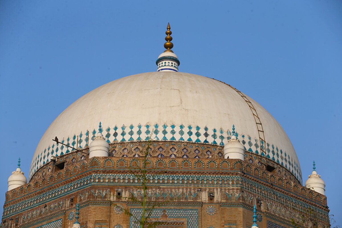 En üstte ise türbenin çatısını kaplayan ana kubbe yer alıyor.