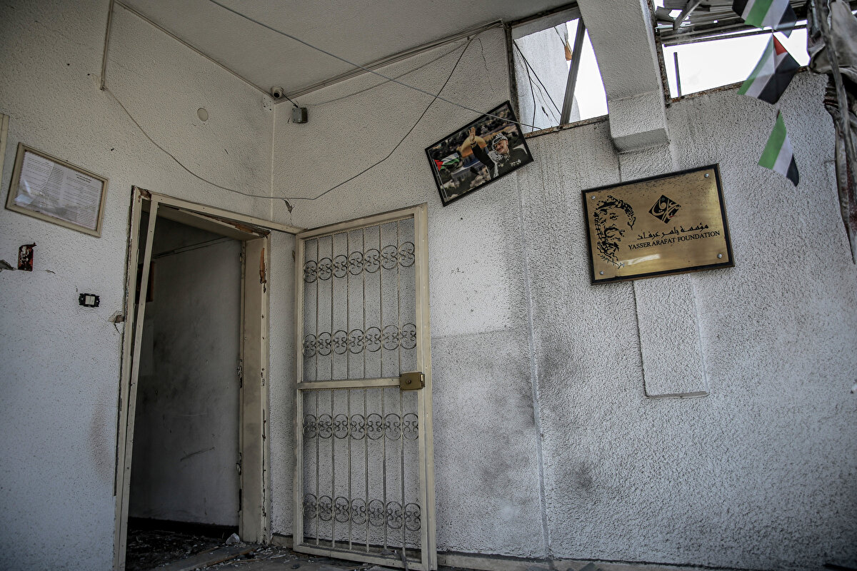 Arafat'ın çeşitli dönemlerde aldığı onlarca madalya, plaket ve sembolik önem taşıyan çeşitli özel eşyaları da etrafa dağılmış ve bombardıman sonucu büyük bir kısmı yanmış halde.