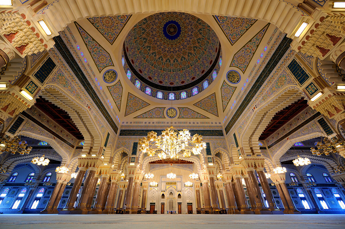 Caminin çapı 27.4 metre iken, yüksekliği ise 39.6 metre olarak inşa edilmiş.