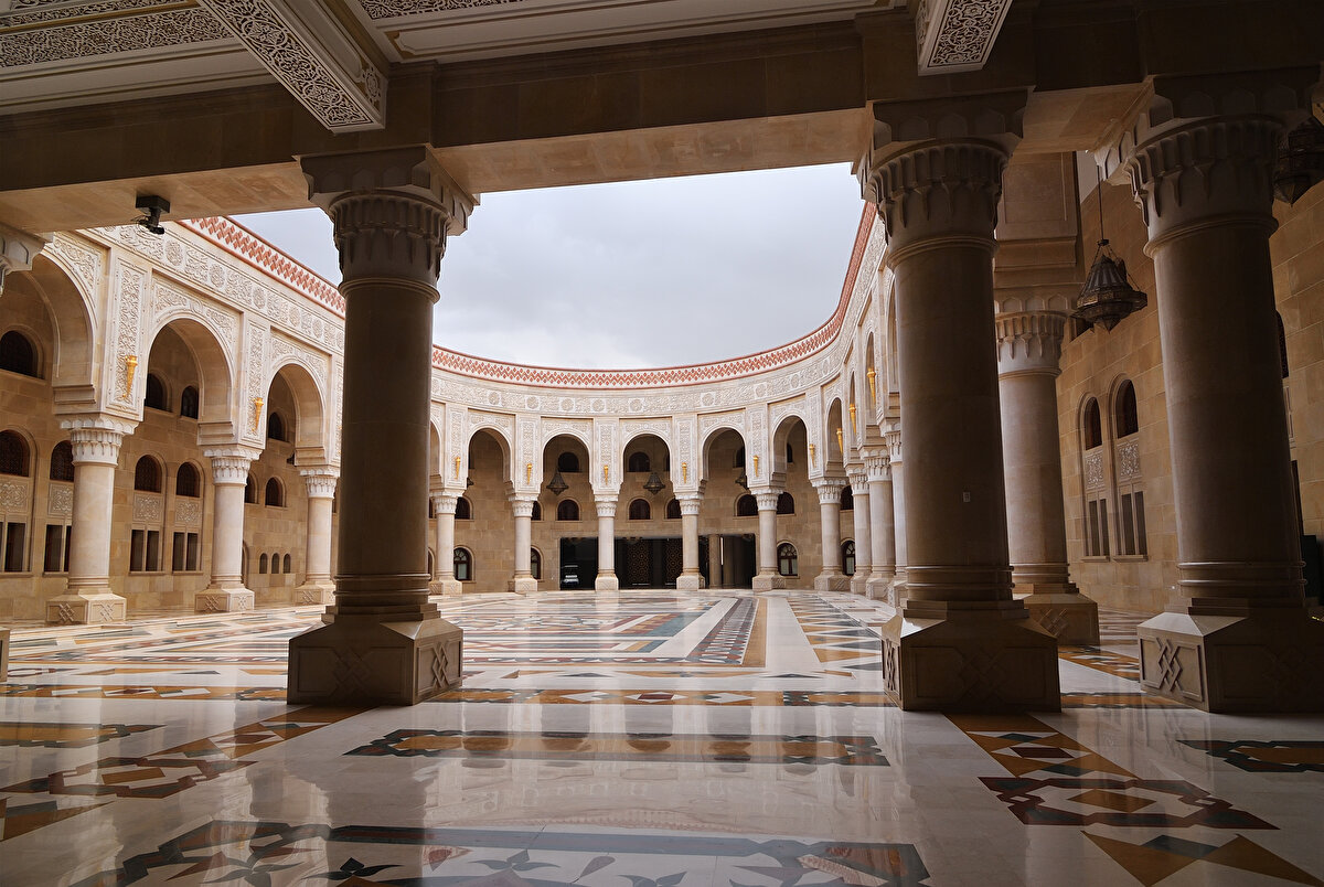 Dış cephesinde ağırlıklı olarak beyaz, sarı ve kahverengi tonlarının kullanıldığı camide, Yemen’e özgü birçok taş çeşidinden siyah bazalt taşları ve devasa boyuttaki kireç taşları ön plana çıkıyor.