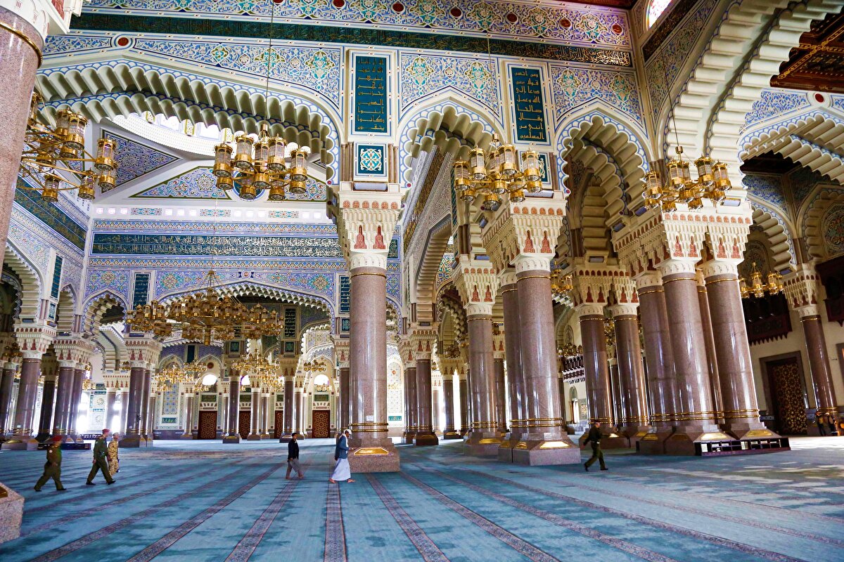 Caminin mimarisi sütun, kemer ve kubbe biçimi ile Himyer mimarisine benzetilirken, bazı bölümlerinde de Abbâsî, Emevî ve Osmanlı etkilerinin de görüldüğü ifade ediliyor.