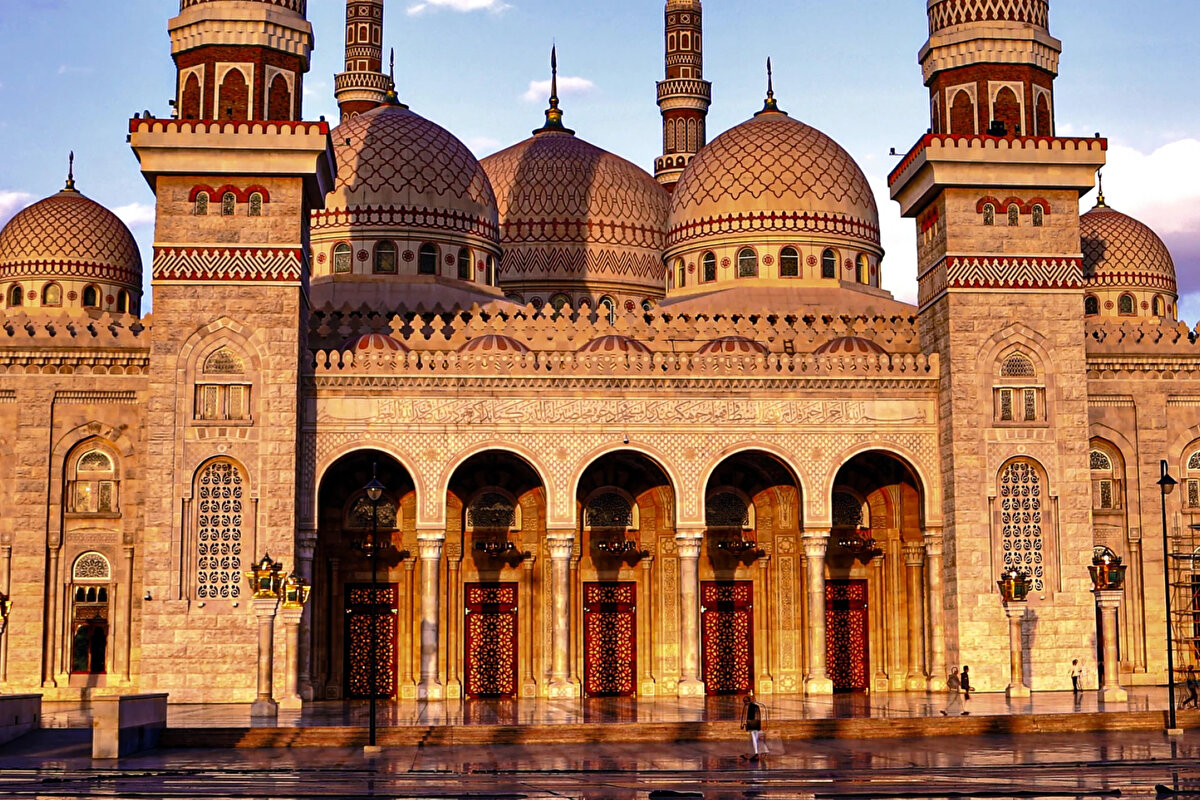 Klasik Yemen mimarisine has olan kırmızı kerpiç taşından yapılan minareler ise caminin en özel kısımlarını oluşturuyor. 